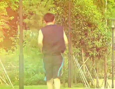 跳遠運動員頭發(fā)脫落影響成績，看看這脫發(fā)中的熊孩子！