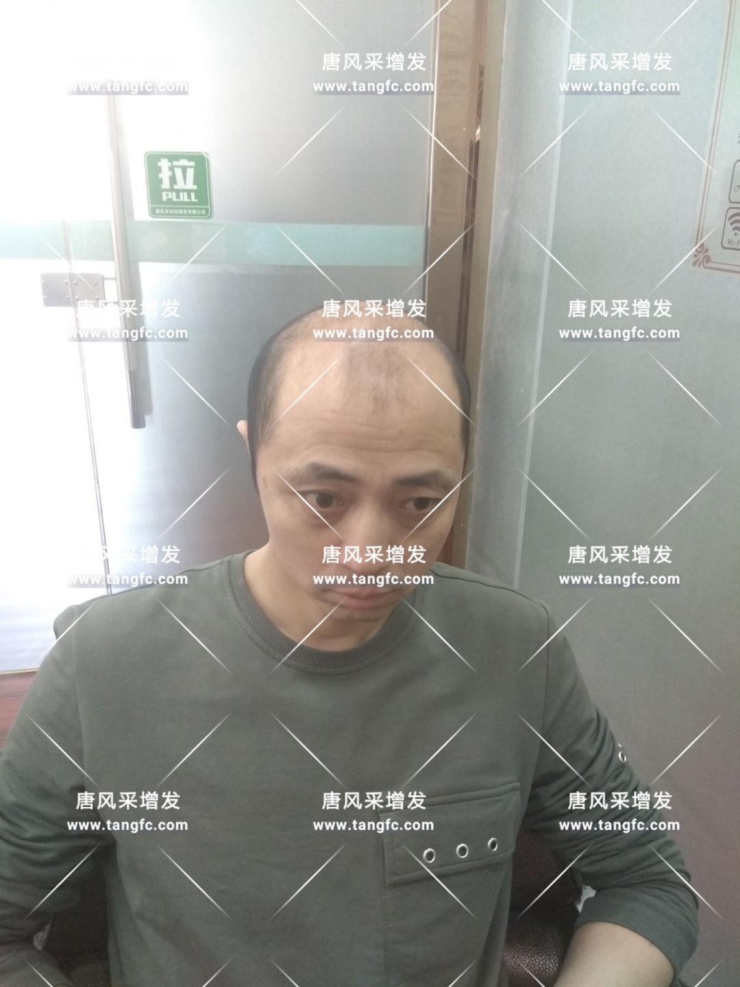 唐風(fēng)采假發(fā)后，看看鏡頭中自己的樣子，你認(rèn)得嗎？