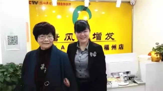 唐風(fēng)采福州店 張經(jīng)理和客戶合影