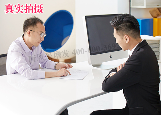 真人發(fā)假發(fā)跟化纖發(fā)的區(qū)別 \